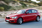 BMW Serie 1 118i Sport Line Turismo Karmesinrot Exterior Frontal-Lateral 5 puertas