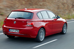 BMW Serie 1 118i Sport Line Turismo Karmesinrot Exterior Posterior-Lateral 5 puertas