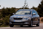 Skoda Superb Combi 2.0 TDI 140 CV DPF Ambition Turismo familiar Exterior Frontal-Lateral 5 puertas