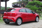 KIA Rio Gama Rio Gama Rio Turismo Signal Red Exterior Posterior-Lateral 5 puertas