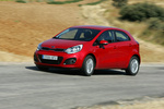 KIA Rio 1.4 CRDi VGT 90 CV Emotion Turismo Signal Red Exterior Frontal-Lateral 5 puertas