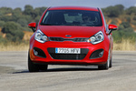 KIA Rio 1.4 CRDi VGT 90 CV Emotion Turismo Signal Red Exterior Frontal 5 puertas