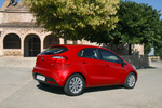KIA Rio 1.4 CRDi VGT 90 CV Emotion Turismo Signal Red Exterior Posterior-Lateral 5 puertas