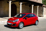 KIA Rio 1.4 CRDi VGT 90 CV Emotion Turismo Signal Red Exterior Frontal-Lateral 5 puertas
