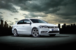 Volkswagen Passat Gama Passat R-Line R-Line Turismo Blanco Candy Exterior Frontal-Lateral 4 puertas