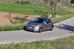 Peugeot 208 1.4 e-HDi 68 CMP Blue Lion Active Turismo Gris Blossom Exterior Frontal-Lateral 3 puertas
