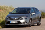 Toyota Avensis Cross Sport 120D (124 CV) Advance Turismo familiar Plata Exterior Frontal-Lateral 5 puertas