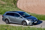 Toyota Avensis Cross Sport 120D (124 CV) Advance Turismo familiar Plata Exterior Lateral-Frontal 5 puertas