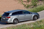 Toyota Avensis Cross Sport 120D (124 CV) Advance Turismo familiar Plata Exterior Lateral-Frontal 5 puertas