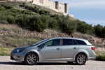 Toyota Avensis Cross Sport 120D (124 CV) Advance Turismo familiar Plata Exterior Lateral 5 puertas