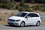 Mercedes-Benz Clase B B 180 CDI BlueEFFICIENCY Gama Clase B Monovolumen Blanco Cirro Exterior Frontal-Lateral 5 puertas