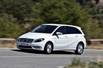 Mercedes-Benz Clase B B 180 CDI BlueEFFICIENCY Gama Clase B Monovolumen Blanco Cirro Exterior Frontal-Lateral 5 puertas