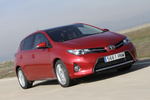 Toyota Auris 120D Advance Turismo Rojo Rub&iacute; Exterior Frontal-Lateral 5 puertas