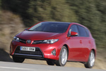 Toyota Auris 120D Advance Turismo Rojo Rub&iacute; Exterior Frontal-Lateral 5 puertas