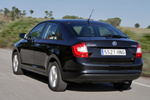 Skoda Rapid 1.6 TDI CR 105 CV Elegance Turismo Negro M&aacute;gico efecto perla Exterior Lateral-Posterior 5 puertas