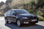 Skoda Rapid 1.6 TDI CR 105 CV Elegance Turismo Negro M&aacute;gico efecto perla Exterior Lateral-Frontal 5 puertas