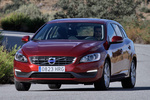 Volvo V60 D2 114 CV Momentum Turismo familiar Rojo Flamenco Exterior Frontal-Lateral 5 puertas