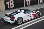 Porsche 918 Spyder Gama 918 Spyder Weissach Package Gama 918 Spyder Weissach Package Descapotable Blanco Salzburg Racing Design Exterior Frontal-Lateral 2 puertas