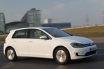 Volkswagen Golf e-Golf e-Golf Turismo Blanco Oryx efecto perla Exterior Frontal-Lateral 5 puertas