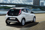 Toyota Aygo 5p 1.0 VVT-i 69 CV x-play Turismo x-blanco Exterior Posterior-Lateral 5 puertas
