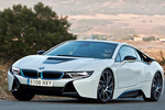BMW i8 Gama i8 Gama i8 Coup&eacute; Kristallwei efecto perlado con acentuac.BMW i Blau Exterior Frontal-Lateral 3 puertas