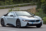 BMW i8 Gama i8 Gama i8 Coup&eacute; Kristallwei efecto perlado con acentuac.BMW i Blau Exterior Lateral-Frontal 3 puertas