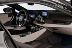 BMW i8 Gama i8 HALO + paquete Pure Impulse Coup&eacute; Kristallwei efecto perlado con acentuac.BMW i Blau Interior Salpicadero 3 puertas