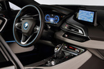 BMW i8 Gama i8 HALO + paquete Pure Impulse Coup&eacute; Kristallwei efecto perlado con acentuac.BMW i Blau Interior Salpicadero 3 puertas