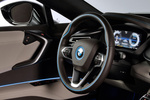 BMW i8 Gama i8 HALO + paquete Pure Impulse Coup&eacute; Kristallwei efecto perlado con acentuac.BMW i Blau Interior Volante 3 puertas