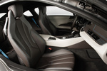 BMW i8 Gama i8 HALO + paquete Pure Impulse Coup&eacute; Kristallwei efecto perlado con acentuac.BMW i Blau Interior Asientos 3 puertas
