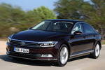 Volkswagen Passat 1.4 TSI ACT BMT 150 CV Advance Turismo Rojo crimson Exterior Frontal-Lateral 4 puertas