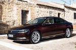 Volkswagen Passat 1.4 TSI ACT BMT 150 CV Advance Turismo Rojo crimson Exterior Frontal-Lateral 4 puertas