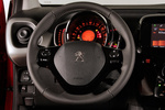 Peugeot 108 1.2 PureTech 82 Allure TOP! Turismo Rojo Scarlet Interior Volante 5 puertas