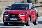 Lexus NX NX 300h F Sport Todo terreno Rojo Cerise Exterior Frontal-Lateral 5 puertas