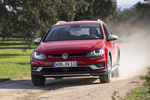 Volkswagen Golf 2.0 TDI CR 150 CV 4MOTION Gama Alltrack Turismo familiar Exterior Frontal-Lateral 5 puertas