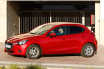 Mazda Mazda2 1.5 Gasolina 75 CV Style+ Turismo Red Soul Exterior Lateral-Frontal 5 puertas