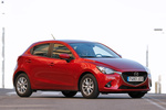 Mazda Mazda2 1.5 Gasolina 75 CV Style+ Turismo Red Soul Exterior Lateral-Frontal 5 puertas