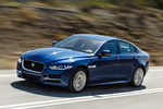 Jaguar XE 25t 240 CV R Sport Turismo Azul Bluefire Exterior Frontal-Lateral 4 puertas