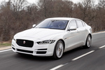 Jaguar XE 25t 240 CV Portfolio Turismo Polaris White Exterior Frontal-Lateral 4 puertas