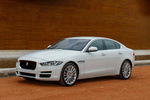 Jaguar XE 25t 240 CV Portfolio Turismo Polaris White Exterior Frontal-Lateral 4 puertas