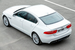 Jaguar XE 25t 240 CV Portfolio Turismo Polaris White Exterior Cenital-Lateral-Posterior 4 puertas