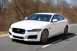 Jaguar XE V6 340 CV S Turismo Polaris White Exterior Frontal-Lateral 4 puertas