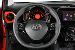 Toyota Aygo 1.0 VVT-i 69 CV x-shift x-cite Turismo x-naranja Interior Volante 5 puertas