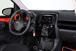 Toyota Aygo 1.0 VVT-i 69 CV x-shift x-cite Turismo x-naranja Interior Salpicadero 5 puertas