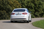 Ford Mondeo HEV 2.0 H&iacute;brido 187 CV Titanium Turismo Blanco Platino Exterior Posterior-Lateral 4 puertas