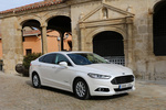 Ford Mondeo HEV 2.0 H&iacute;brido 187 CV Titanium Turismo Blanco Platino Exterior Lateral-Frontal 4 puertas