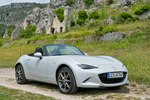 Mazda MX-5 Soft Top 2.0 160 CV i-Stop Soft Top Luxury Pack Sport Descapotable Crystal White Exterior Lateral-Frontal 2 puertas