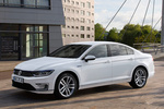 Volkswagen Passat GTE GTE Turismo Blanco Puro Exterior Frontal-Lateral 4 puertas