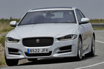 Jaguar XE 2.0 Diesel 180 CV Aut. R Sport Turismo Polaris White Exterior Frontal-Lateral 4 puertas