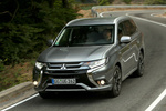Mitsubishi Outlander PHEV PHEV Kaiteki Todo terreno Gris Titanium Exterior Frontal 5 puertas